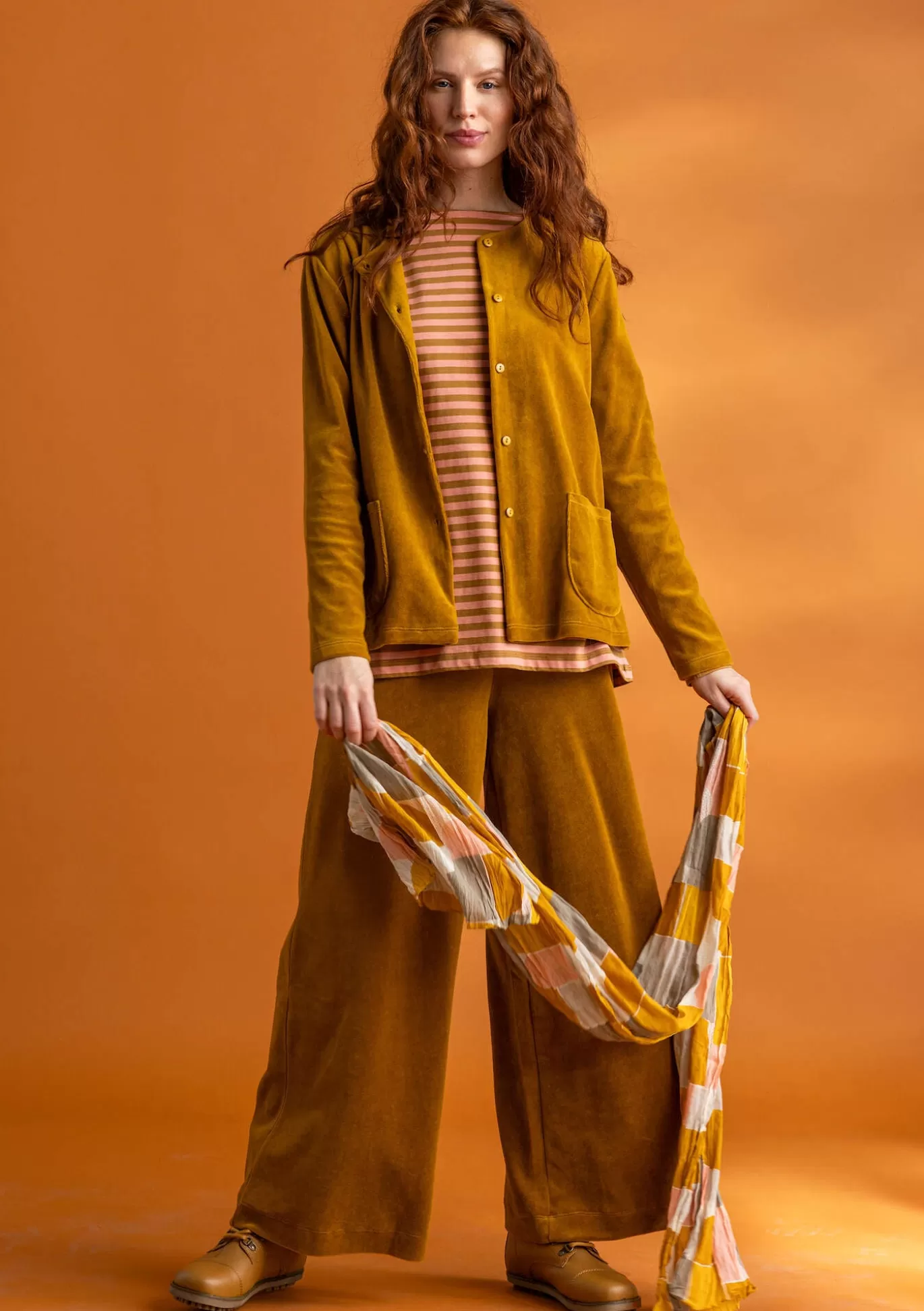 velourkofta_i_ekologisk_bomulltervunnen_polyester_2.webp Gudrun Sjödén Velourkofta i ekologisk bomull/återvunnen polyester Curry Fashion